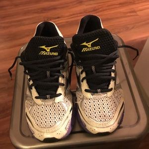 Women’s running shoe, size 8.5